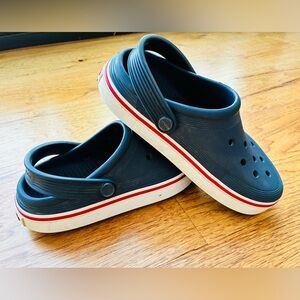 Crocs crocband Kids Navy Blue Clogs with Red Stripe. J1 unisex